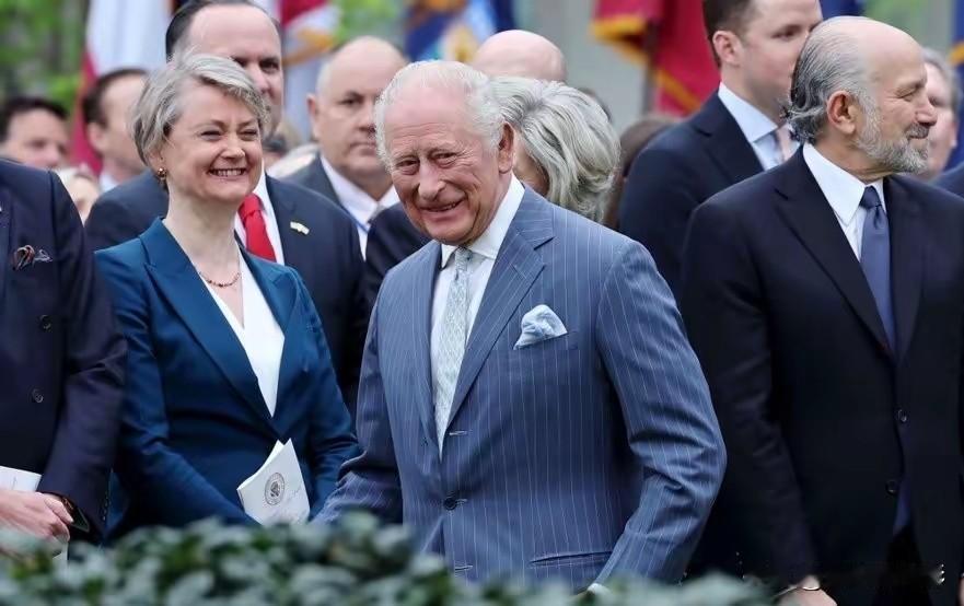 英国睡不着了。

当地时间7月12号，咱们驻英国大使馆直接公开发话，批评英国不该