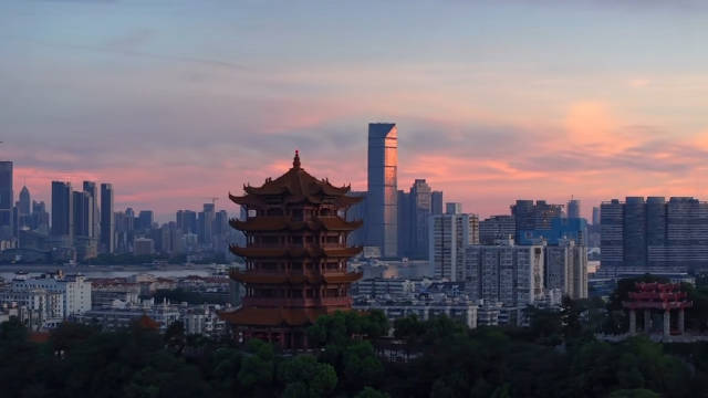 来武汉黄鹤楼，奔赴一场江楼日出晨光铺洒，金辉漫过飞檐漫天朝霞随风舒展，晨光落进长江江面漾开粼粼波光