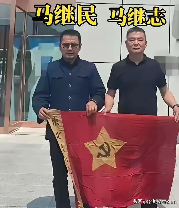 今日，看到杨靖宇将军的两个孙子手执“东北抗日联军”旗帜的照片，心中感慨万千。
​