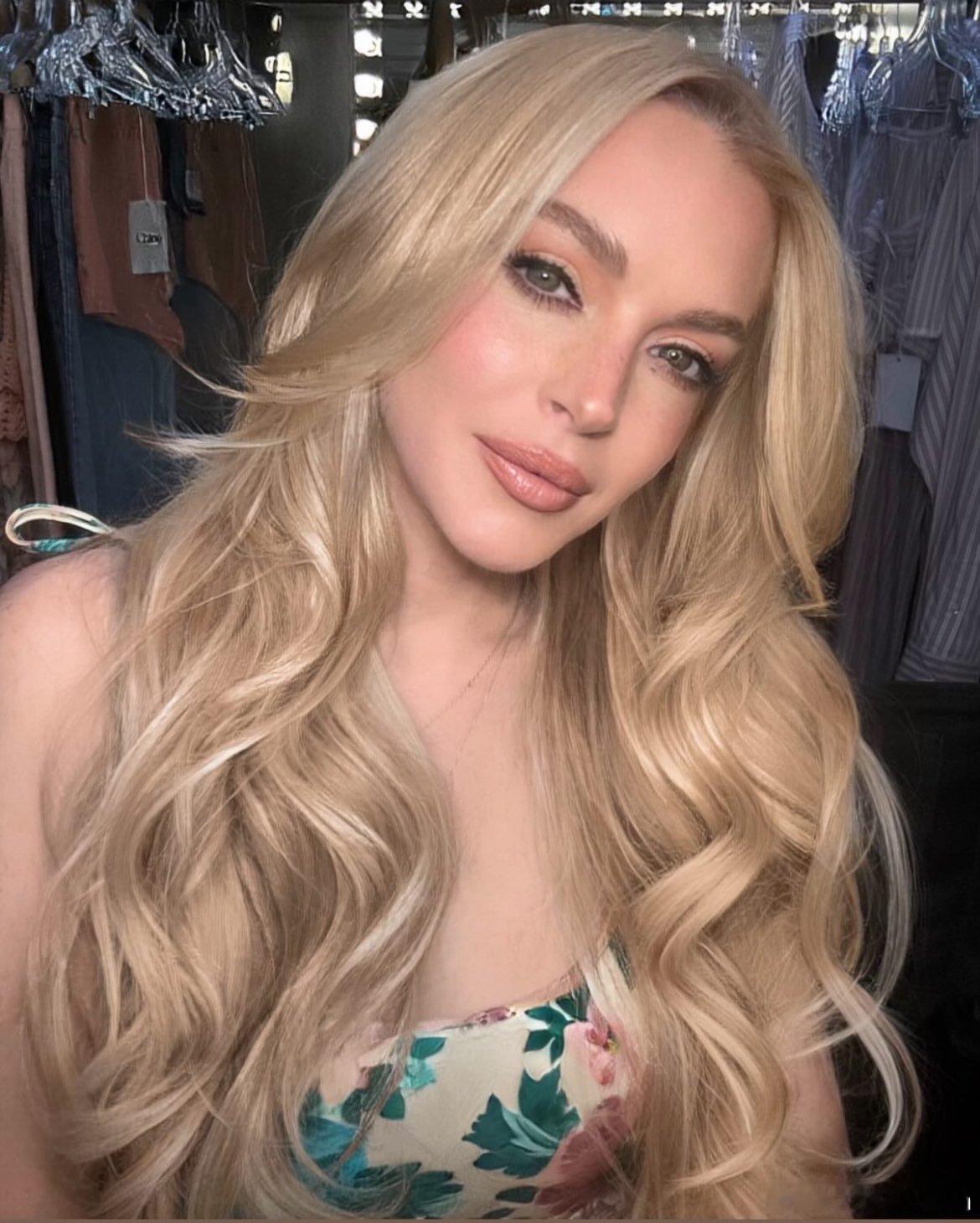 Lindsay Lohan林赛罗韩分享新造型私照，开始为新片《辣妈辣妹2》宣传，