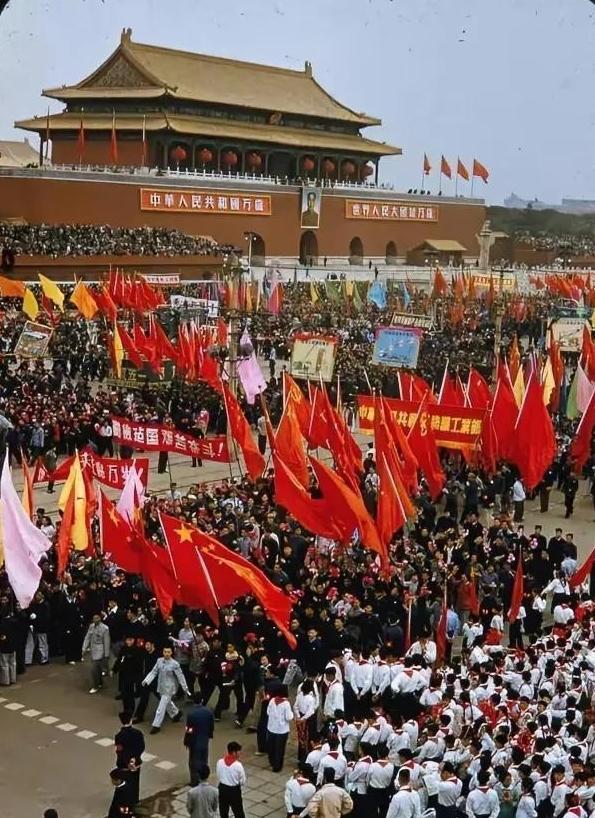 毛主席留下的是五千亿斤粮食，五百万吨棉花，二十多亿美元，六百多吨黄金，还有两万多