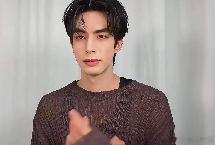 宋威龙对李佳琦另类比心 宋威龙在直播间拿出创意双臂比心招式，动作舒展乖巧，主动和