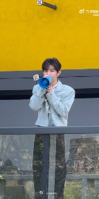 章昊hi6场外疯狂饭撒章昊好六场外饭撒章昊好六场外给粉丝比心章昊在《你好星期六》