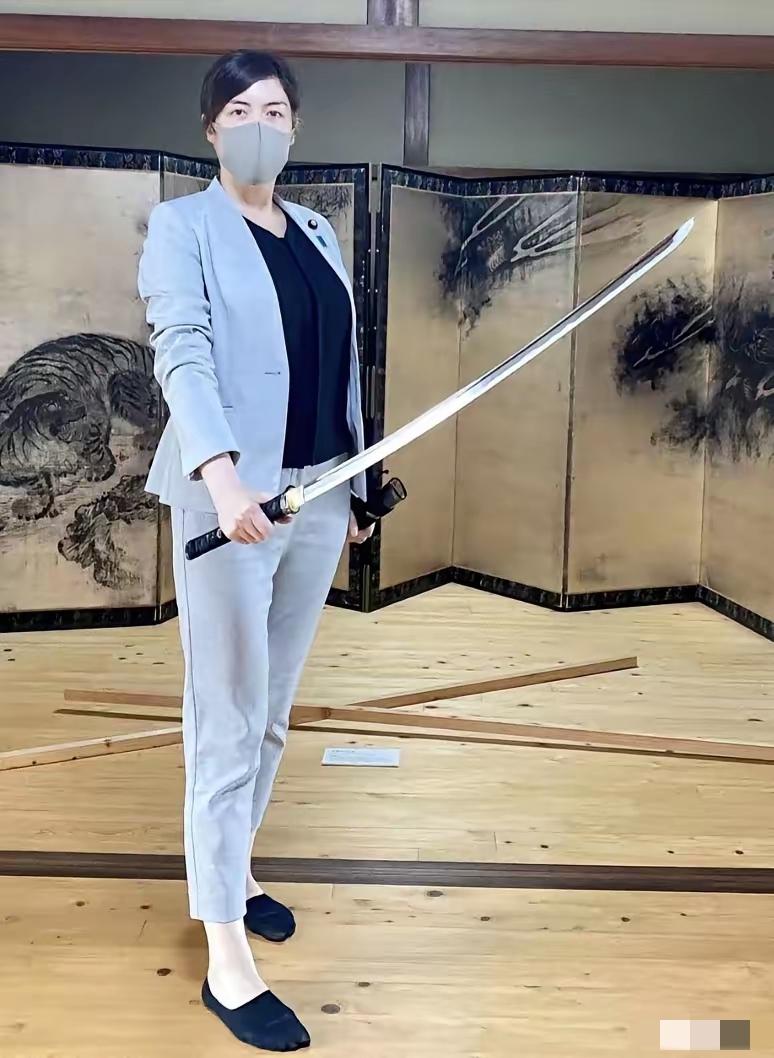 美日混血的小野田纪美，凭170cm身高打破日本政坛“平均海拔”，更一人独揽三大要