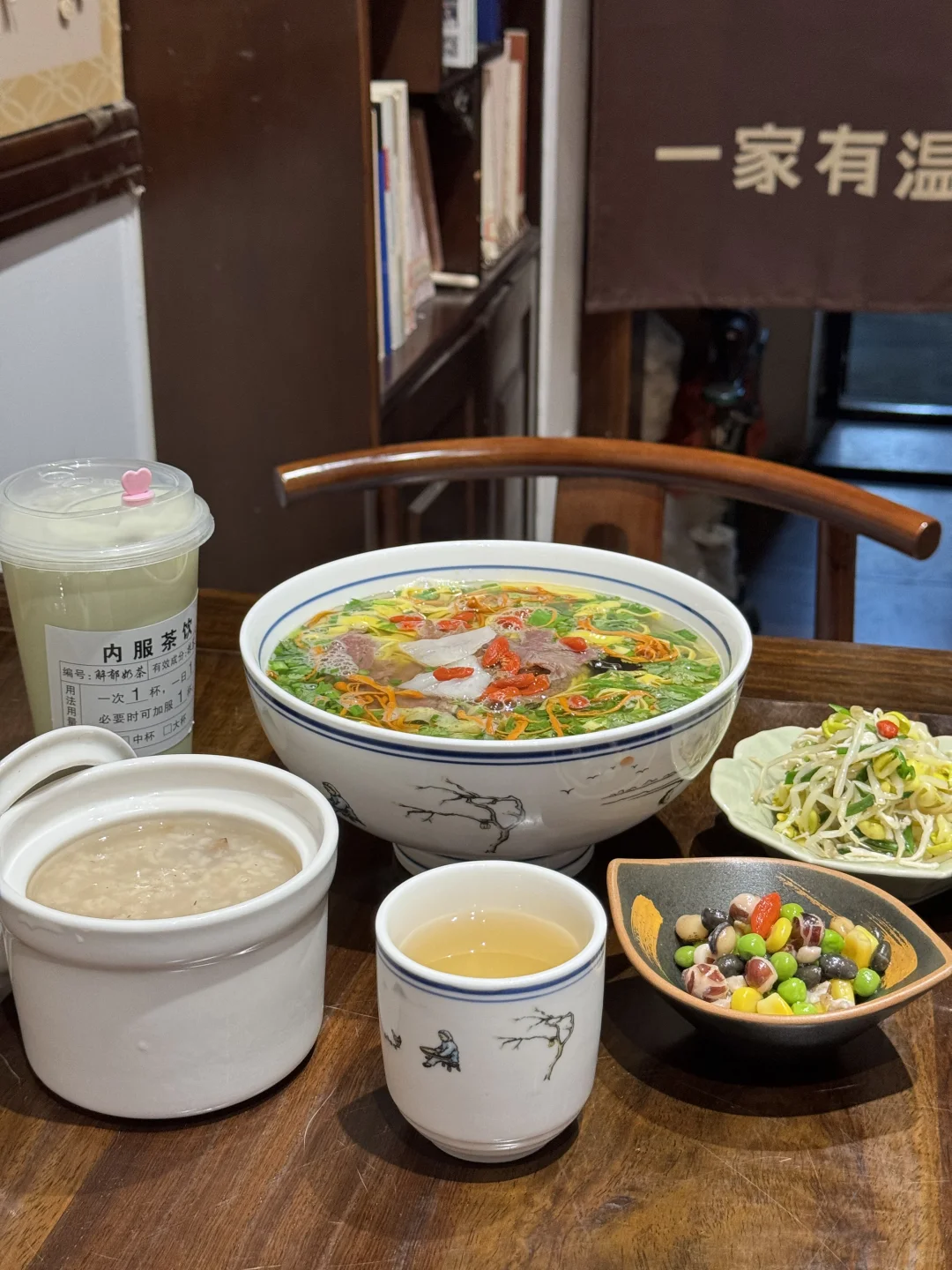 洛阳第三餐：中药房里吃饭🍽️