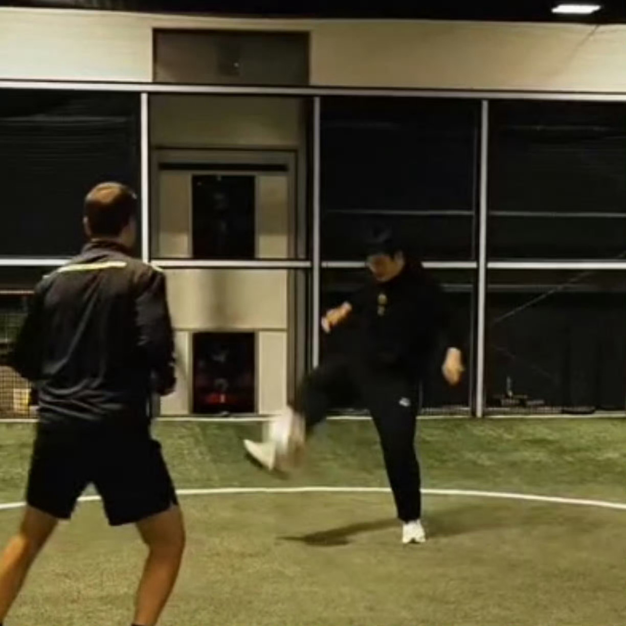 次元破壁！樊振东到访多特蒙德俱乐部跨界踢足球，与波尔同场竞技，自侃“踢得不咋地但