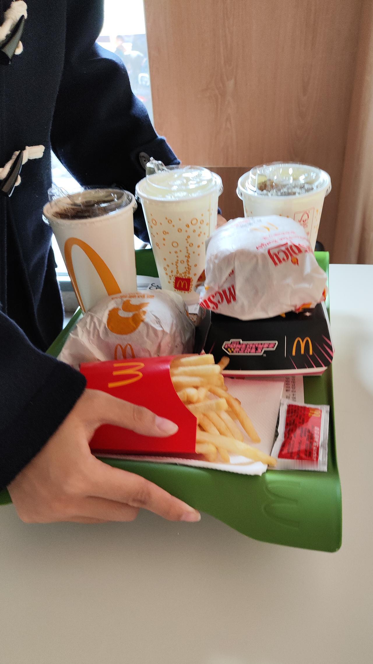 点了3个汉堡，3杯可乐，53块钱，剩下了半个汉堡，两杯可乐……

中午跟女儿出来