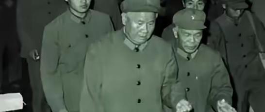 1984年，陈再道正在家中享受宁静时，突然传来敲门声，几名穿着制服的人闯入，说：