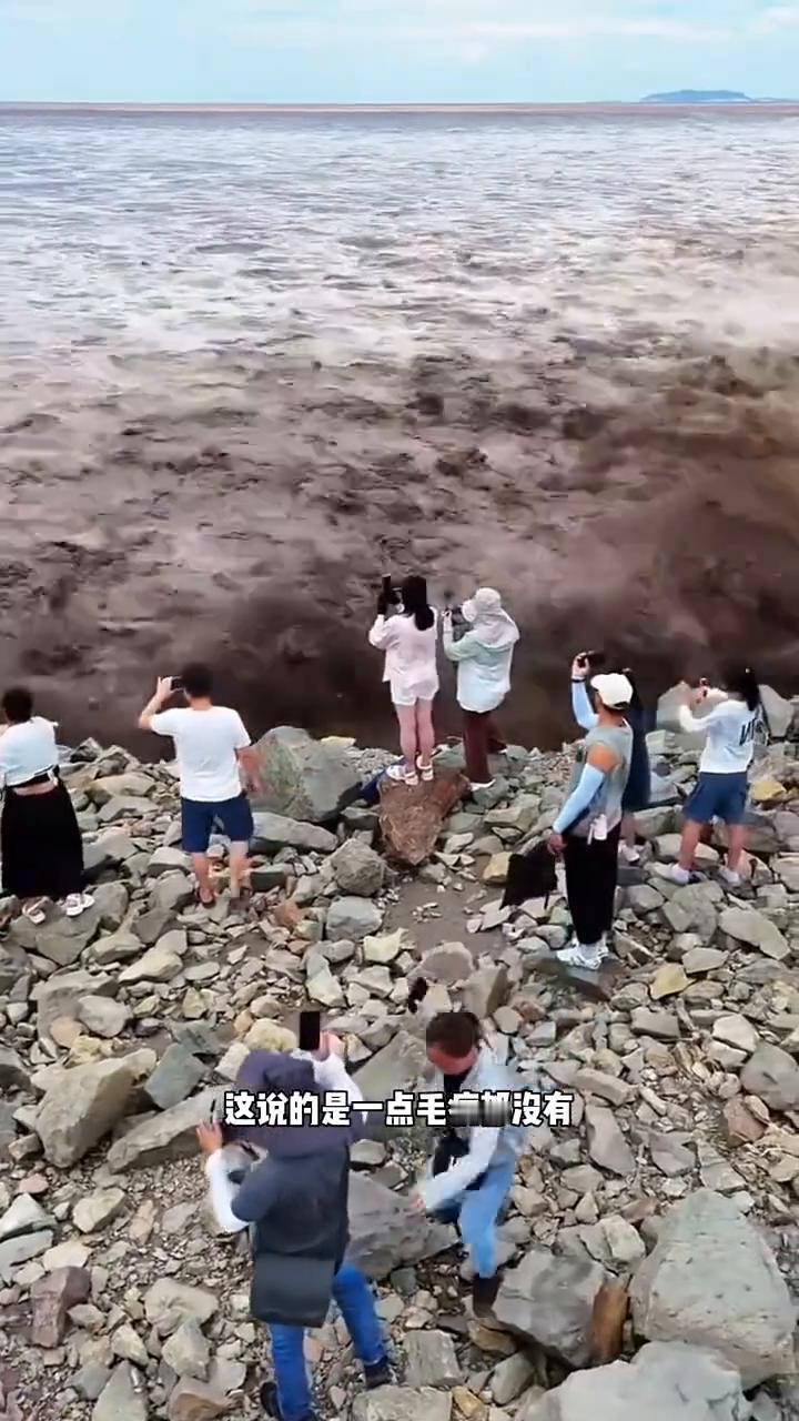 尊重他人的命运。
外地人看潮，本地人看外地人，这说的是一点毛病都没有。看到没？都