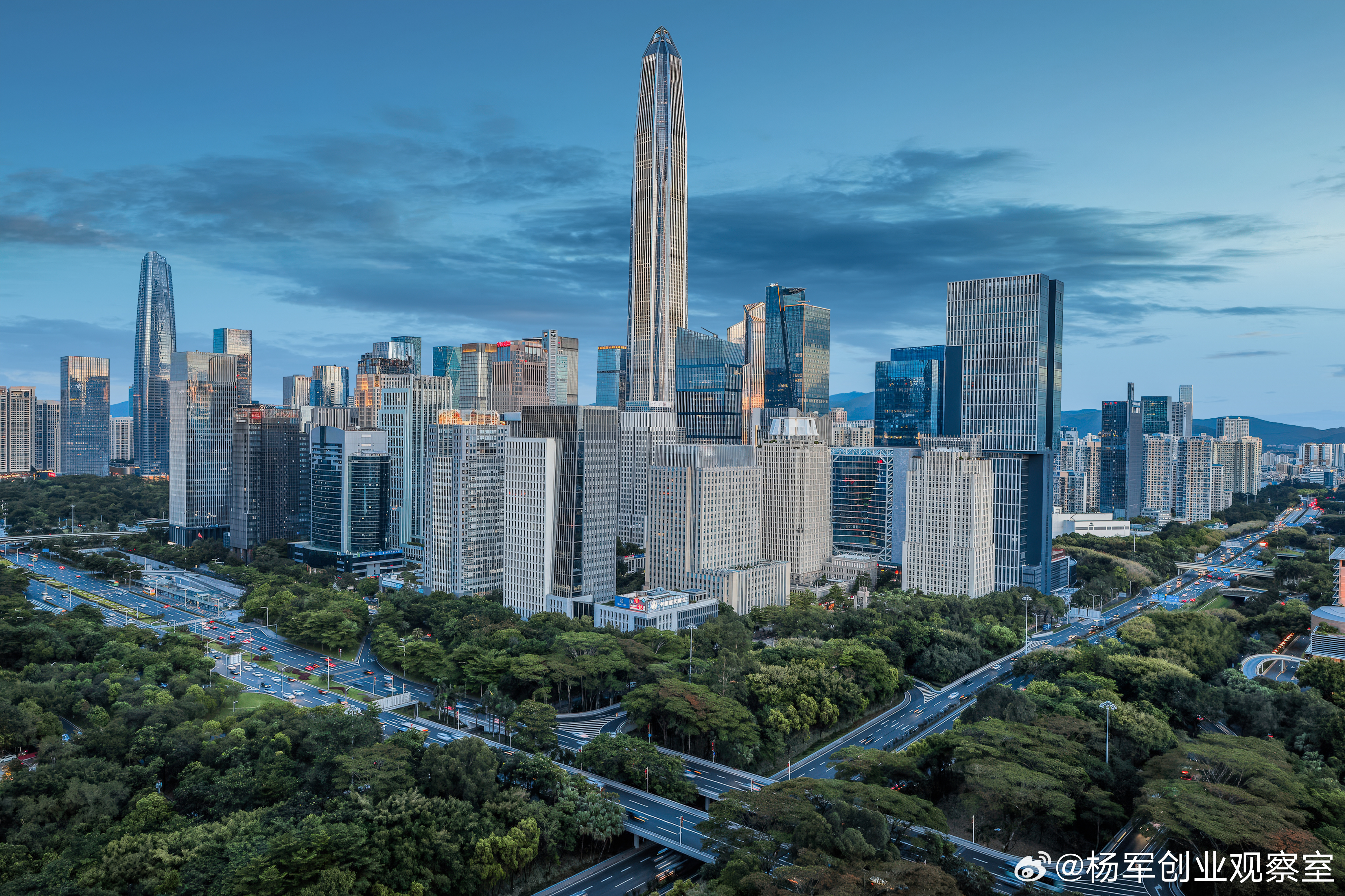 如何构建真正的商业护城河，而不仅仅是虚假的流量壁垒？真正的壁垒，是让客户“离不开