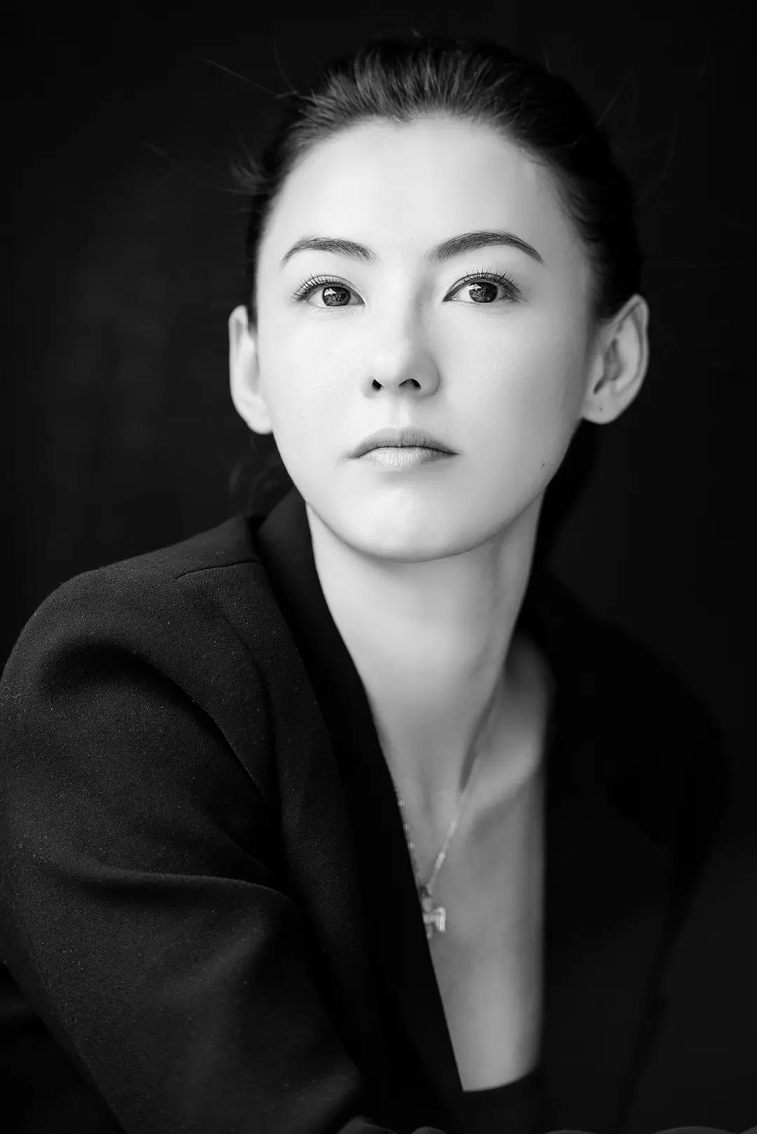猜测张柏芝会现身谢贤葬礼，其实是情理之中，核心有三点原因。

很多人认为张柏芝会