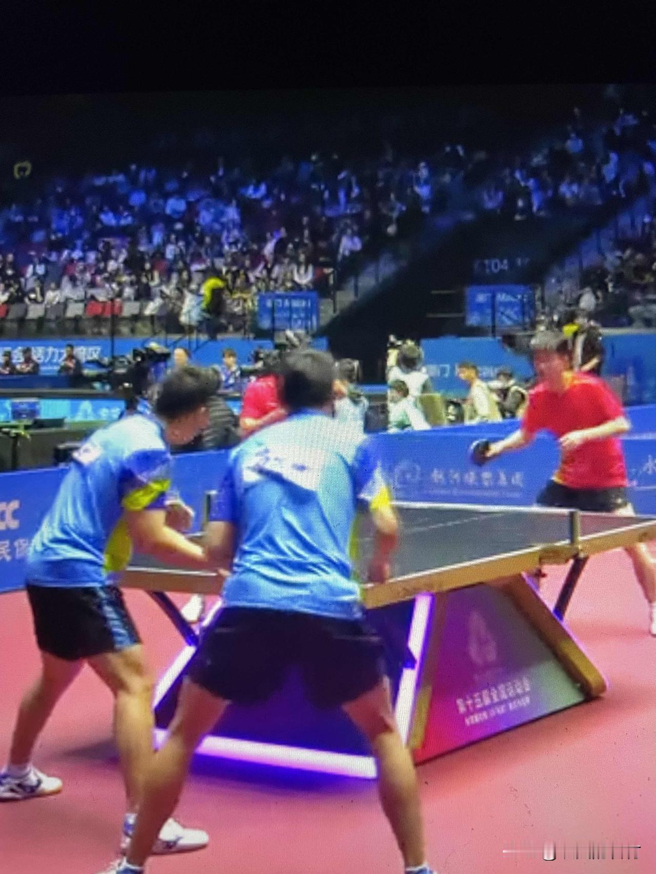 许昕周凯3:2王博魏世皓
全运会乒乓球男团半决赛
上海队对阵黑龙江队
第一场男双