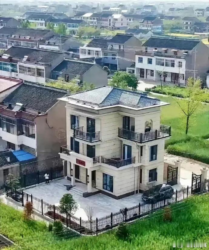 同样的小洋房，二选一为什么大家都选图一呢？  