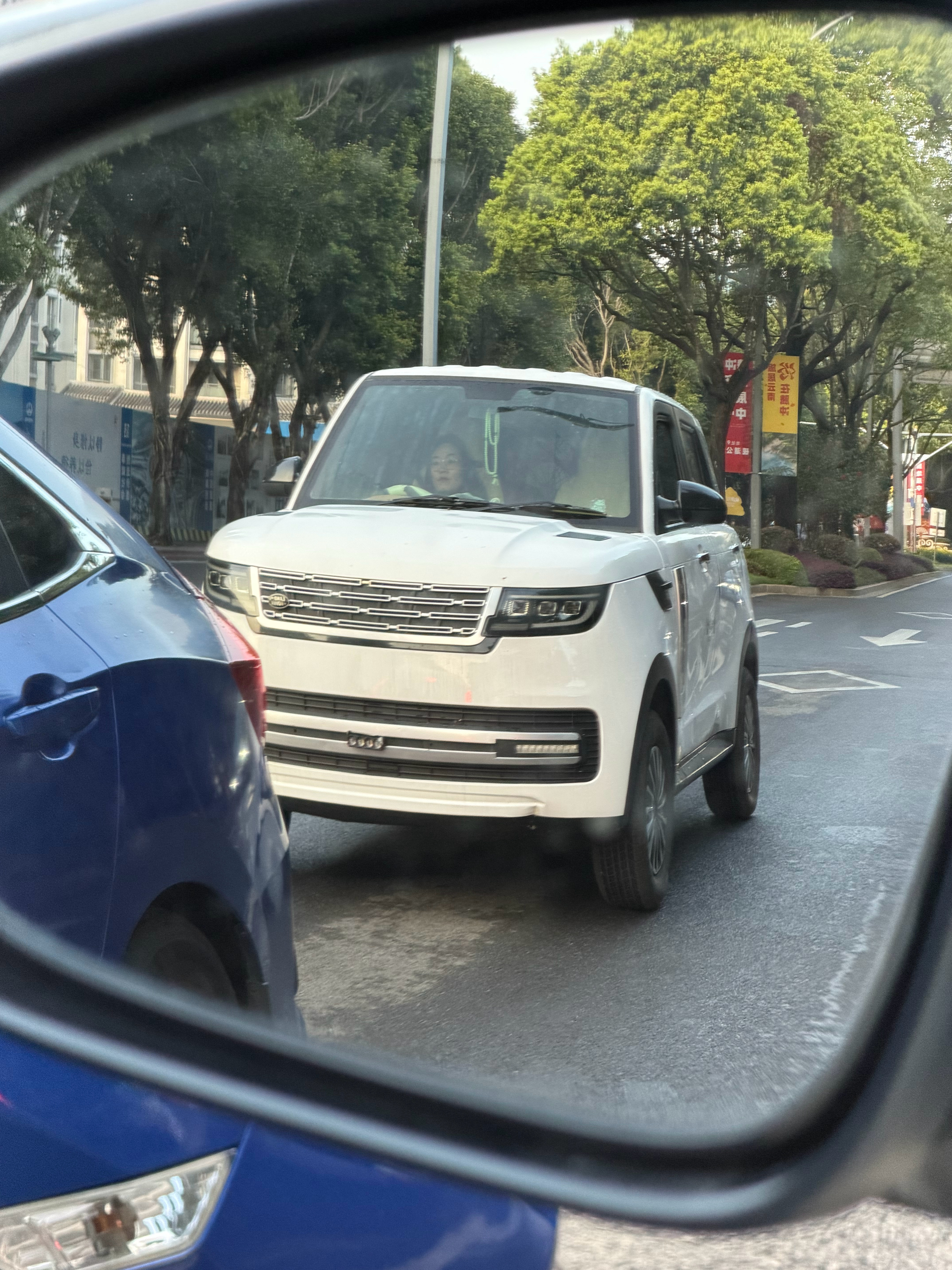 你别说，揽胜的设计语言还是太强了哪怕是老代，也是帅帅的老代 保山