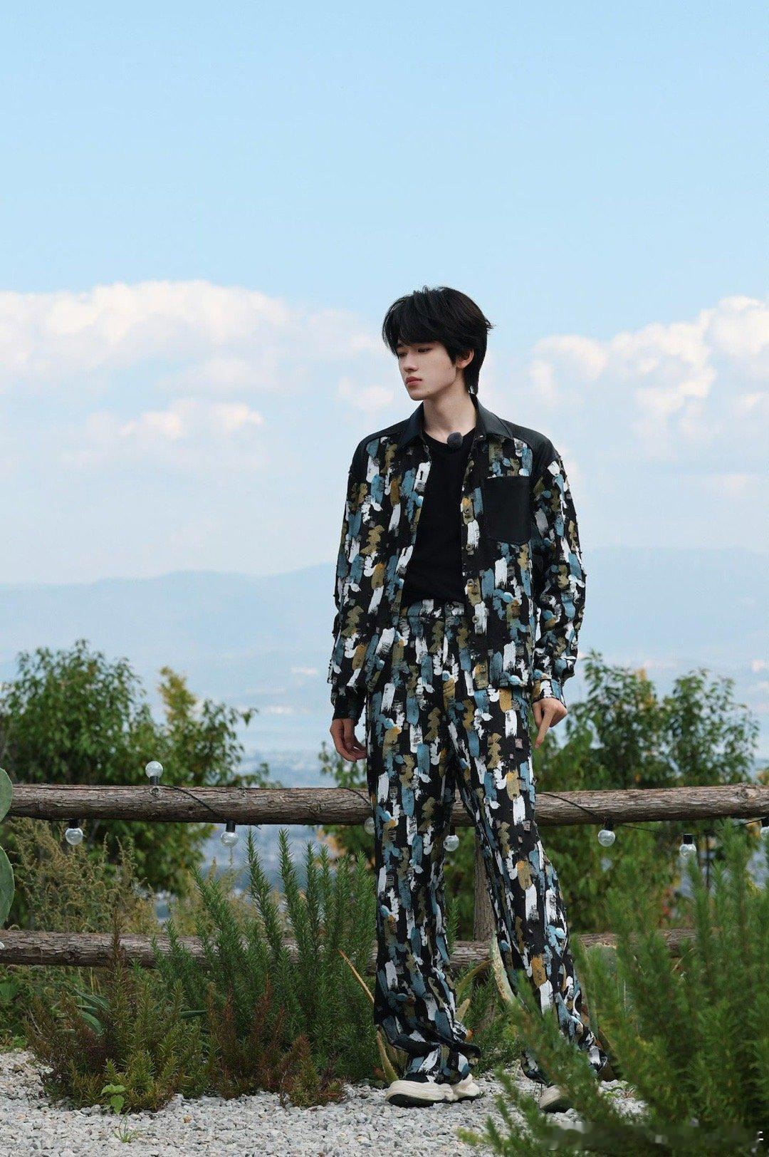 民宿露台确实出片哈哈 最新款就这么水灵灵的穿上身了 不得不说 宋亚轩的时尚表现力