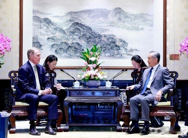 如果美国选择主动向中国递出橄榄枝，背后的盘算通常不只是表面那么简单。最近，美国驻
