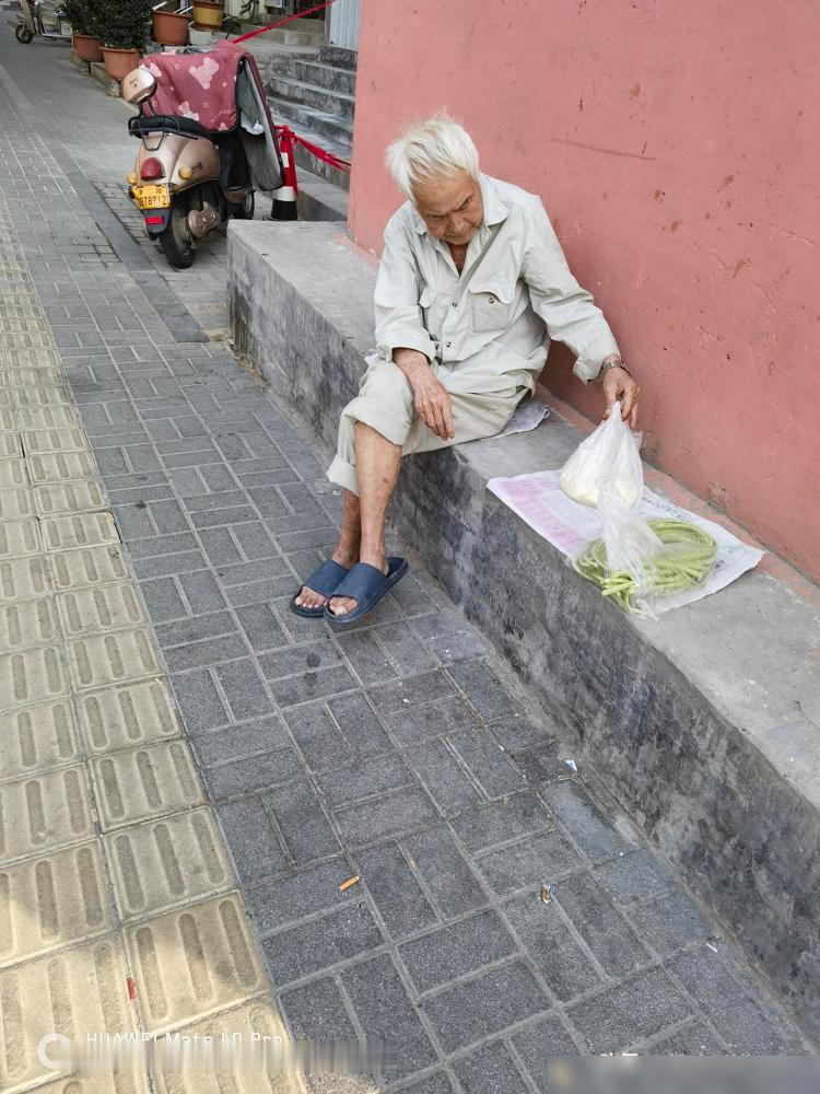 男的到了60-70岁，好多人过不去这个坎。

我家单元楼一共住了12户人家，其中