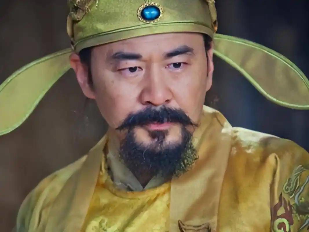 公元960年正月初三，赵匡胤率军出城北上御敌。正月初四，他回来了——但身份变了。