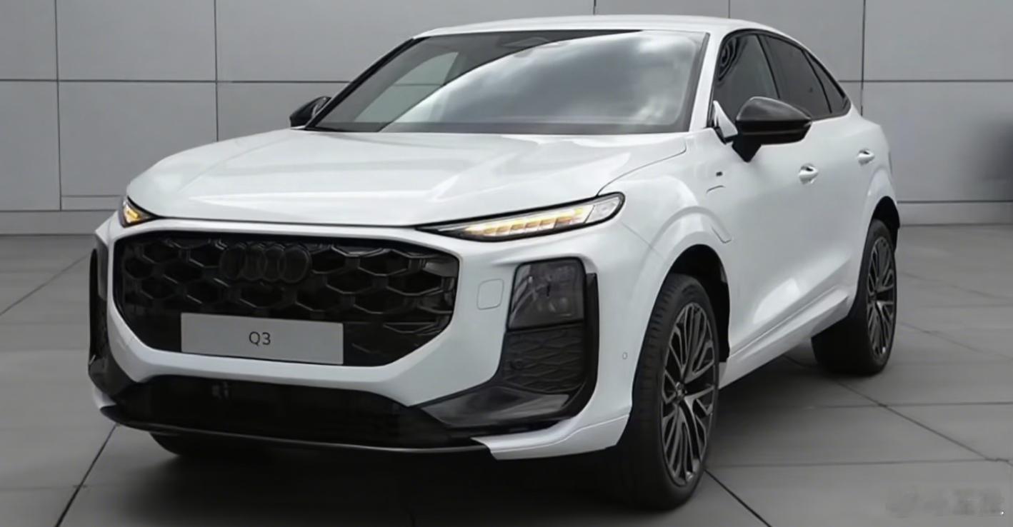 海外媒体近期曝光了第二代奥迪 Q3 Sportback 轿跑 SUV 的实车图片