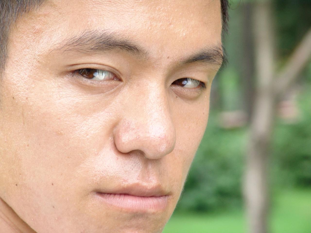 😒眼神是淬了冰的刀，割开虚伪的热闹。
树影婆娑里，谁看懂这无声的骄傲？