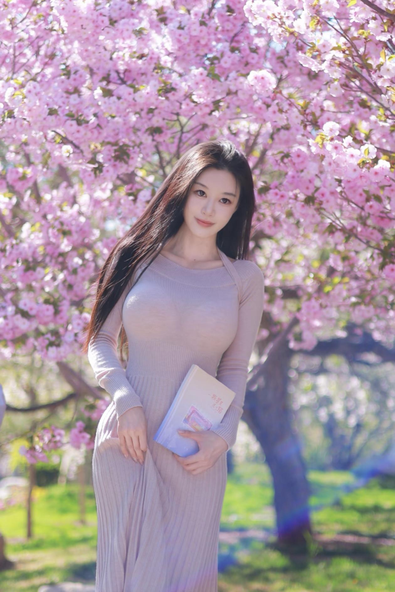 樱花树下，春日气息扑面而来