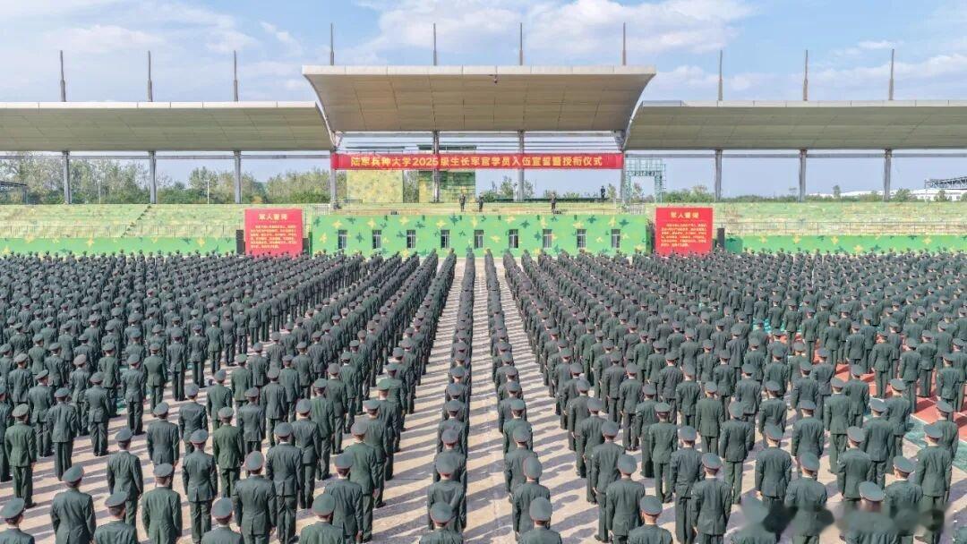 开路先锋号[超话]陆军兵种大学举行新学员授衔仪式致敬中国军人 ​​​