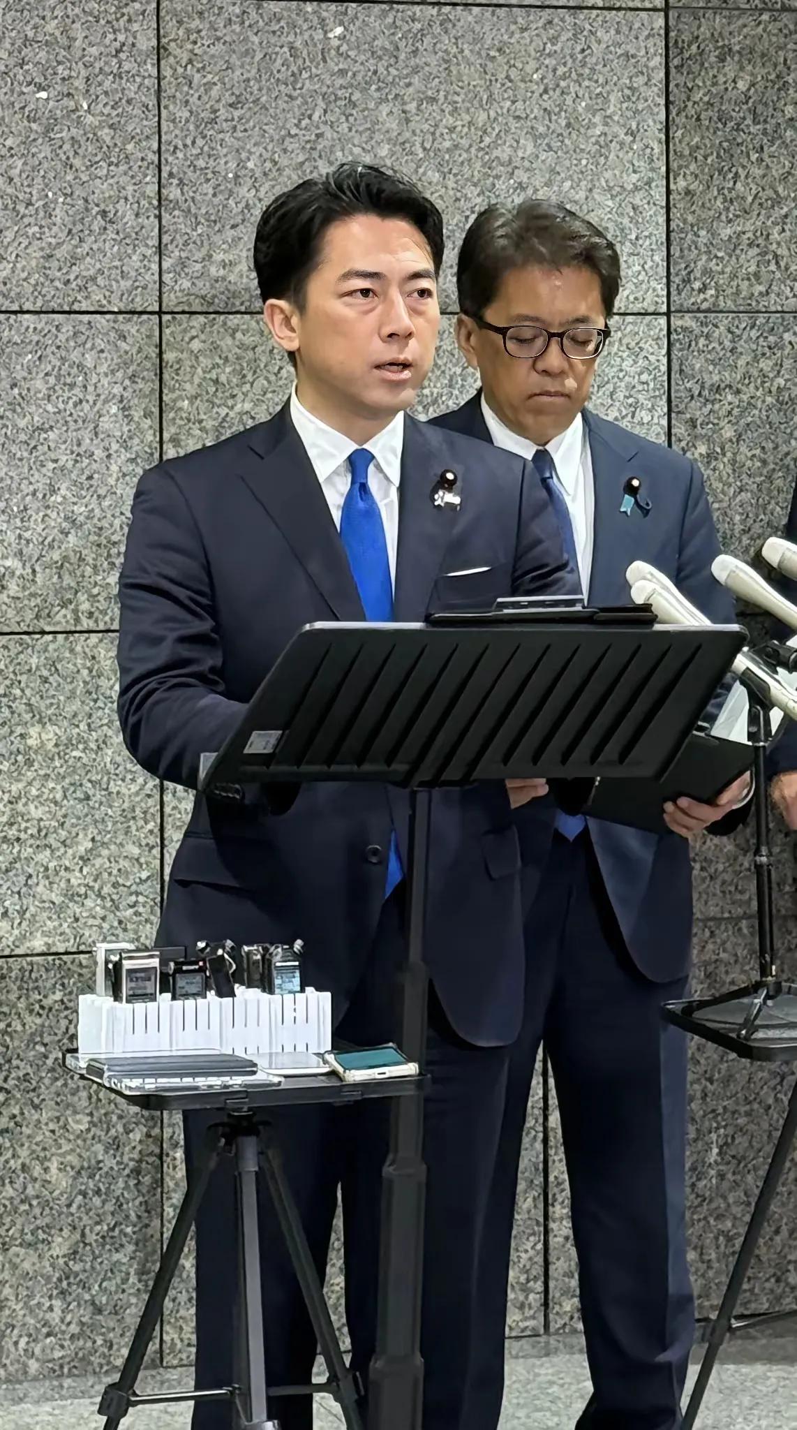 日本防卫相小泉进次郎一开始说，中国在现场海域实施训练没有通报。我们拿出了录音证据