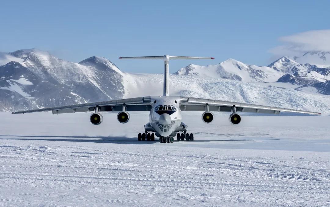 南纬79度的IL-76
碰巧遇到IL-76即将降落在南纬79度46分的联合冰川营