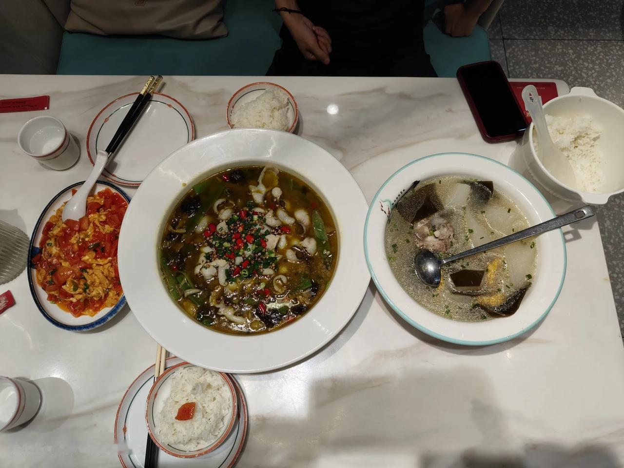 成都的湘川菜，味道还可以。