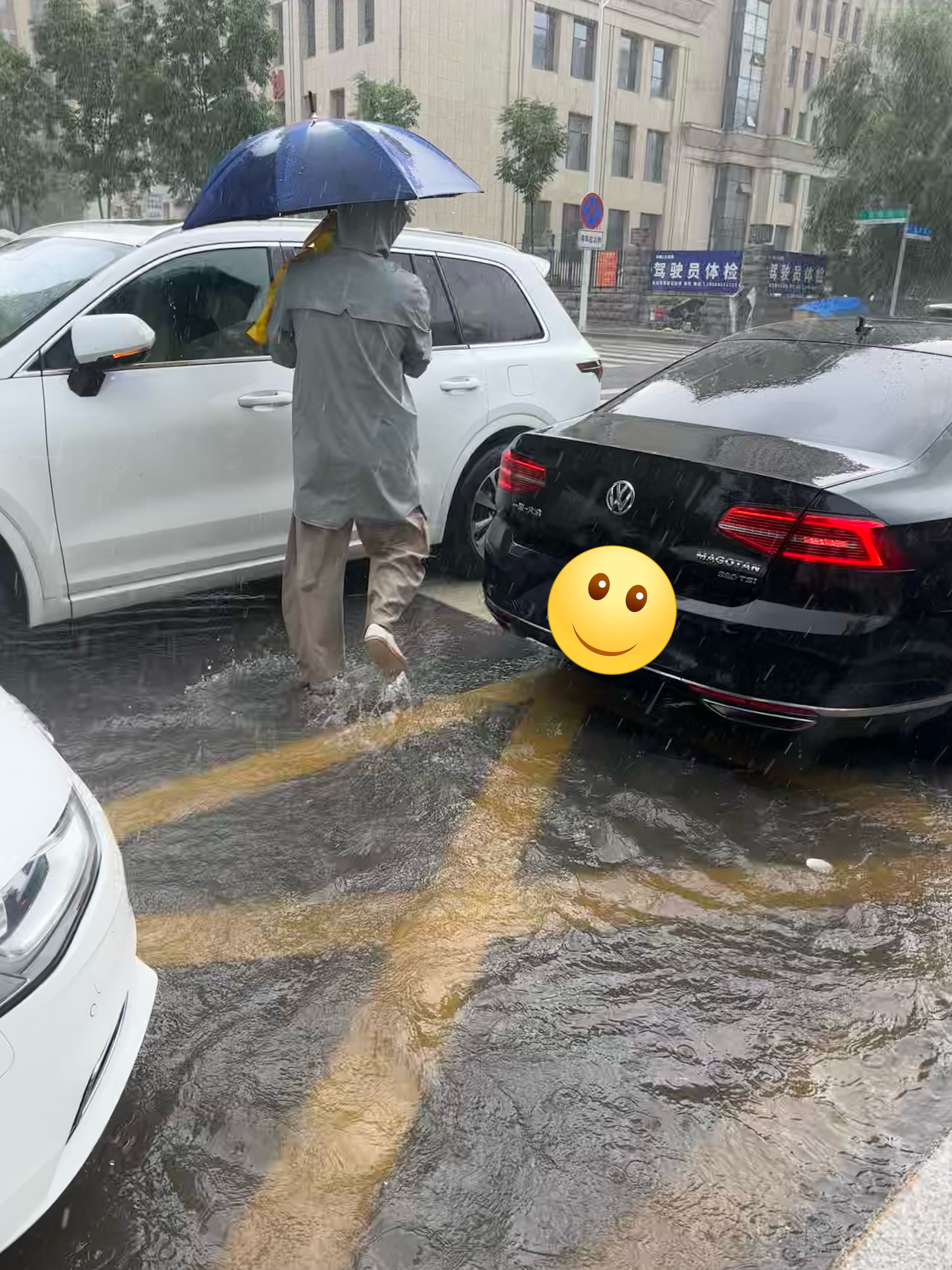 昨天接孩子的时候天降大雨，关键是一下午都是晴天，从家出发的时候也没下，一路到了肉