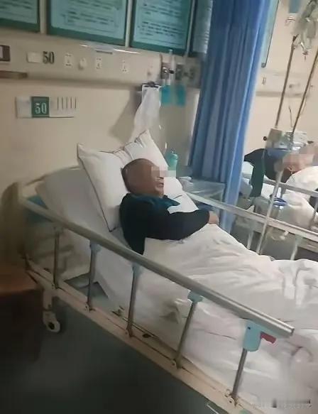 芜湖一名饱受晚期癌痛折磨的七旬老人，趁陪护儿子熟睡从医院跳楼身亡，家属索赔25万