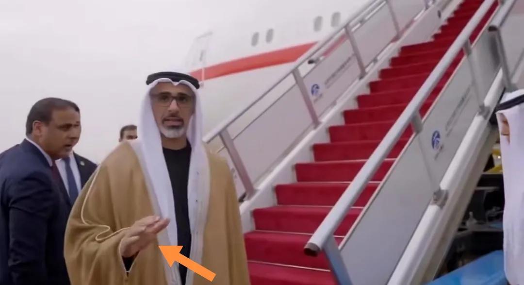 阿联酋王储结束中国访问两次挥手再见登上飞机。