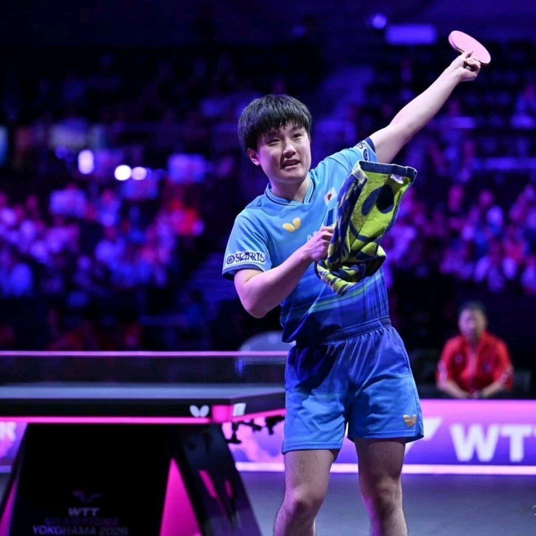 张本智和一句话，把国乒的底裤扒了个干净。

昨晚横滨赛，他3-0横扫向鹏，赛后居