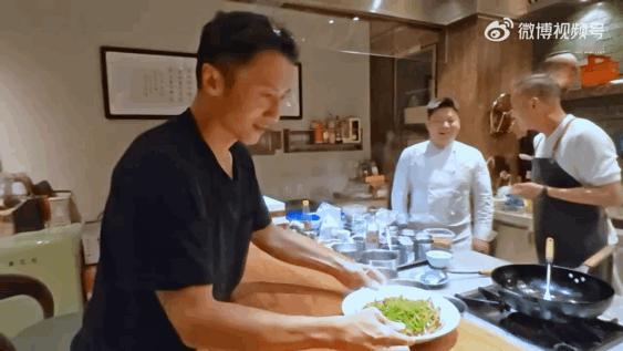 谢霆锋认为糖拌西红柿不能拿来比赛一饭封神谢霆锋不是不懂家常味，只是在厨艺竞技场上