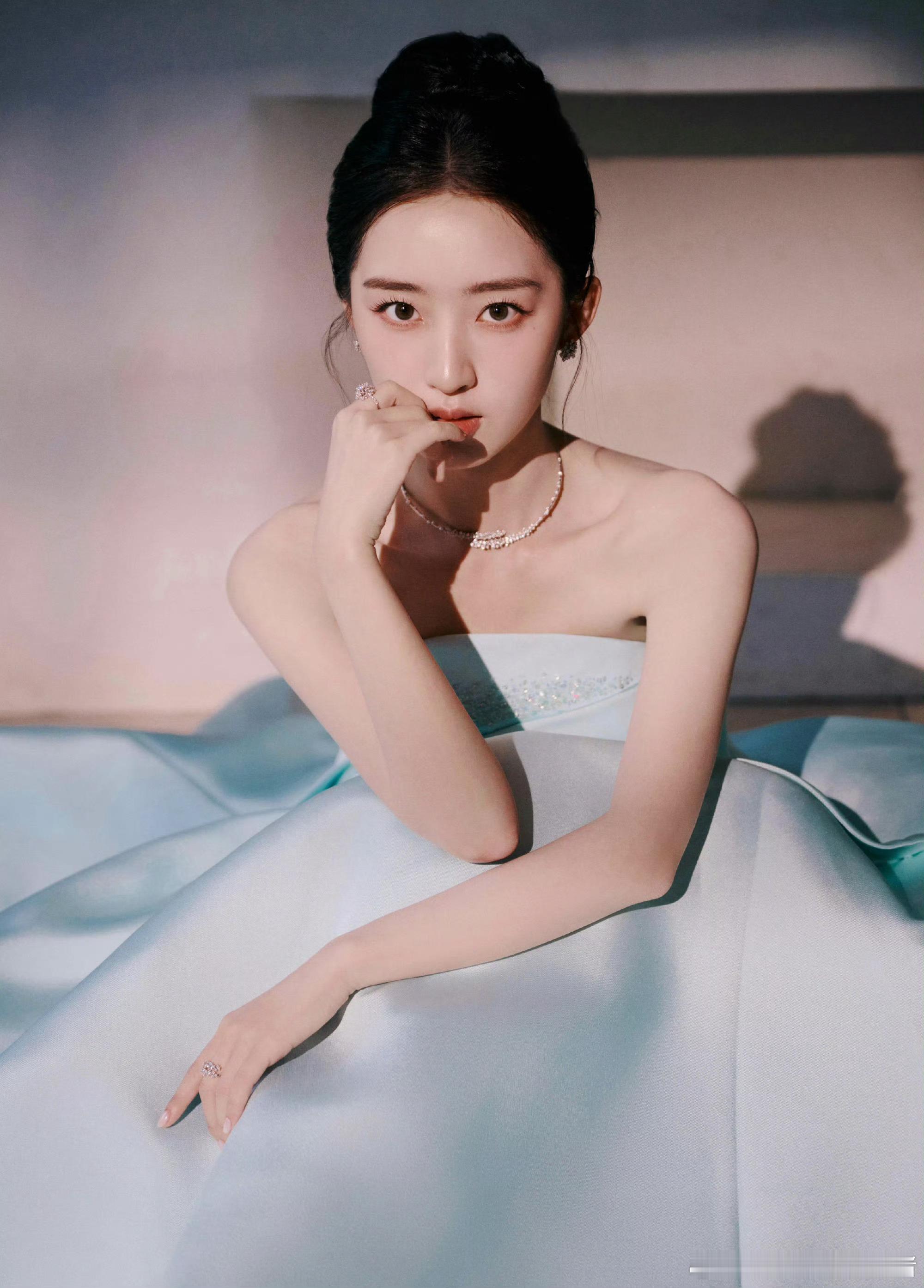 邓恩熙国剧盛典造型出图，蓝色蛋糕裙，小公主来的