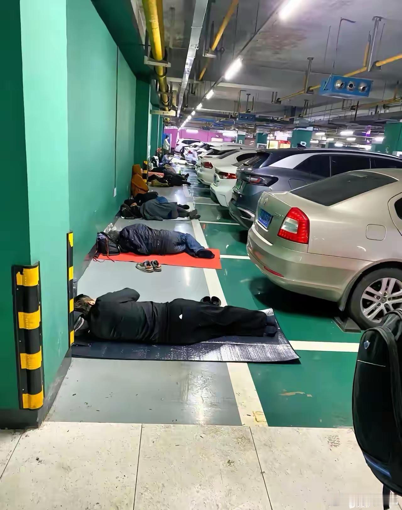 据说都是网约车司机，他们为什么不回家睡？？ 