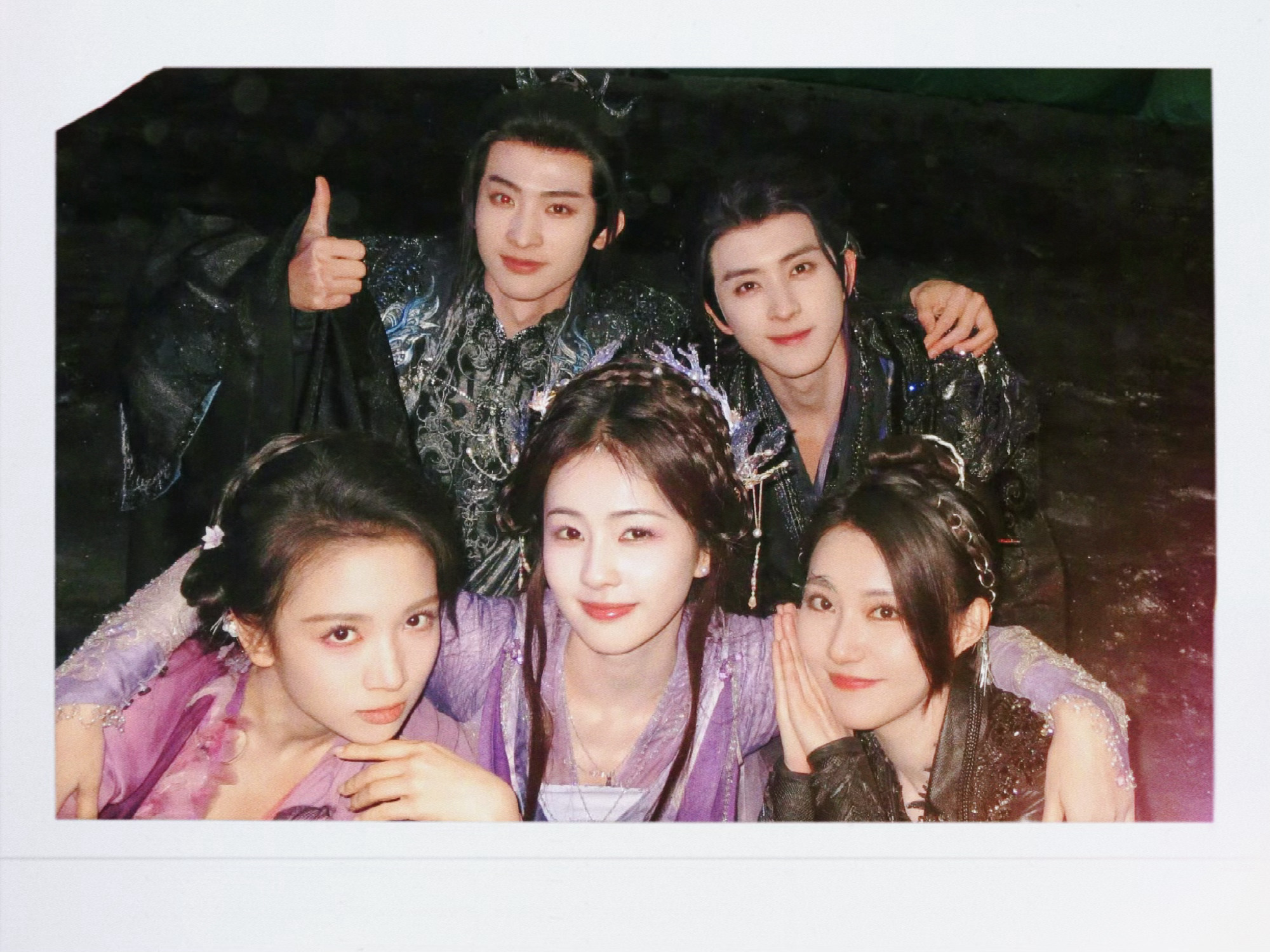 白月梵星真的不只是在集念他在通过每个群像的故事 教会我们人心 是一人换一城的大义