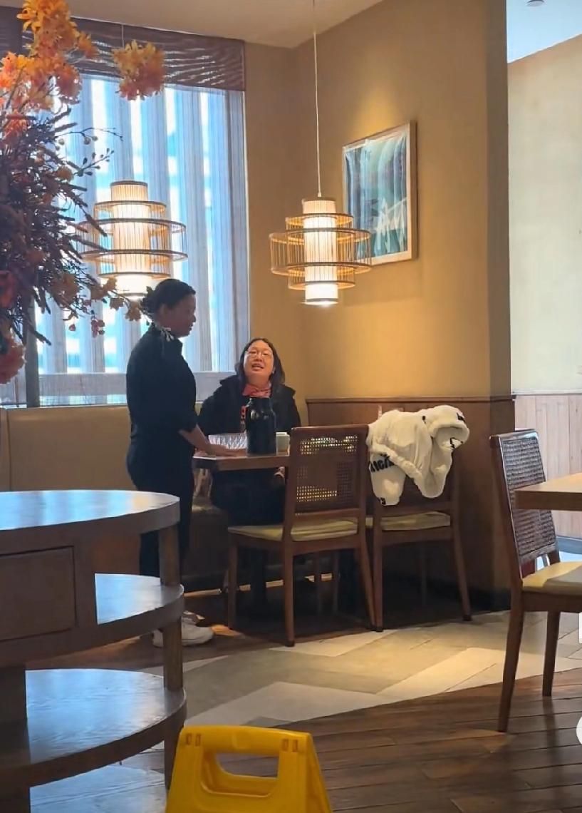 广州某餐厅内，因小孩在餐厅跑动引发女子不满，把小孩吓哭……
视频显示，女子对着小