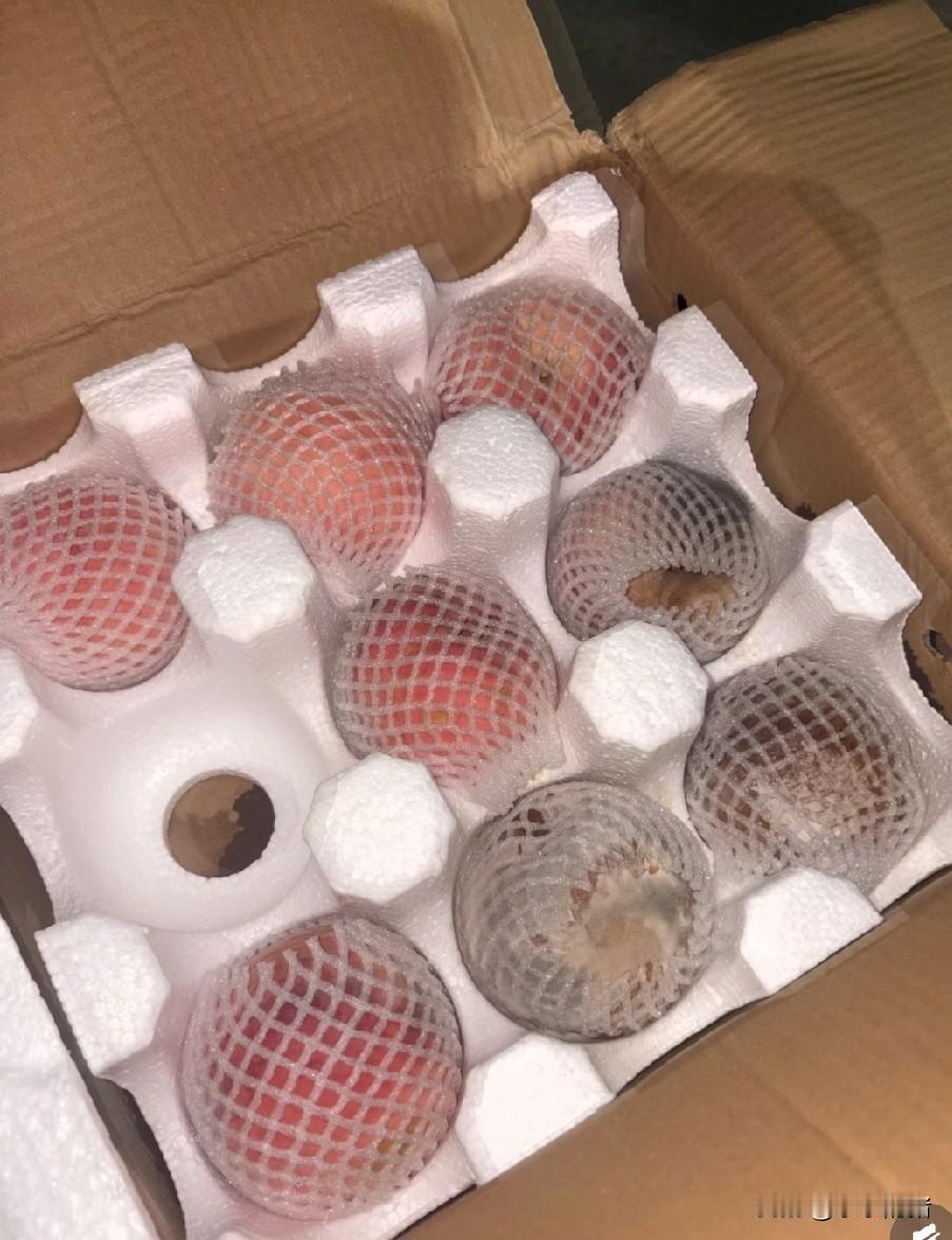 前几天下着大雨朋友送来了一箱桃子，说是别人送她的。晚上我打开一看烂了一半。我很纠