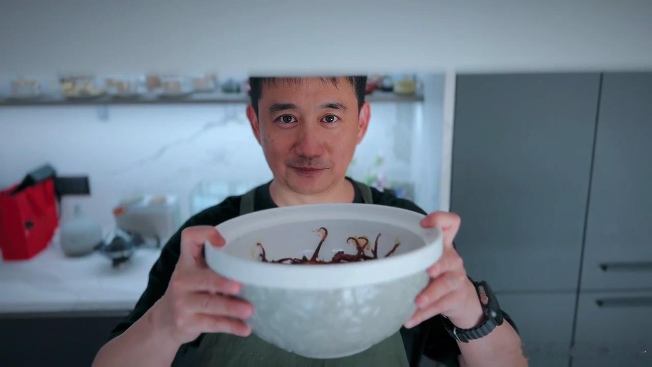 #黄磊孙莉一家为儿子庆生# 黄磊孙莉一家为儿子庆生，黄多多给弟弟做蛋糕，好有爱！