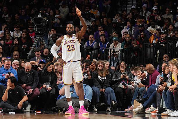 一位03年的刚从发展联盟提拔上来的小将，在队里两位大哥状态不好的时候，抓住了机会