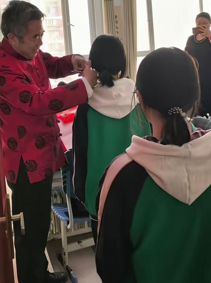 二月二龙抬头的日子，河北一所校园里上演了温暖又有仪式感的一幕。头发花白的校长，亲