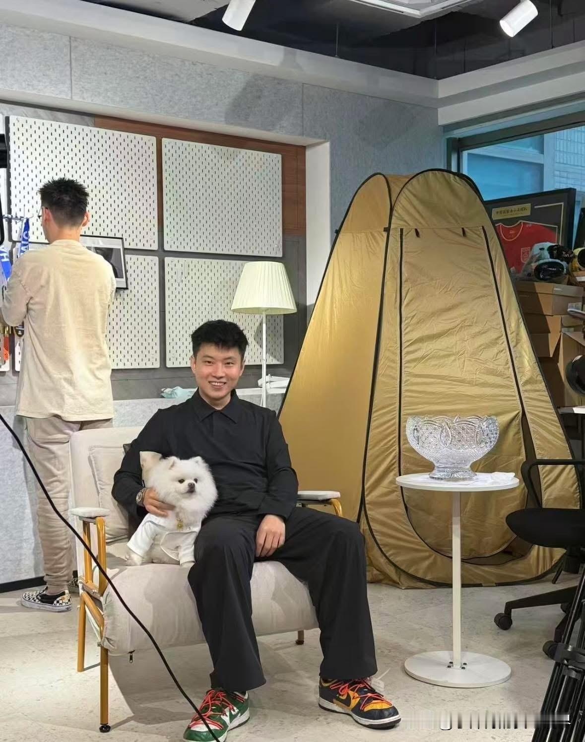 斯诺克世界冠军赵心童坦言，自己最近身体状况不佳，几乎看不到球台的另一头。

赵心