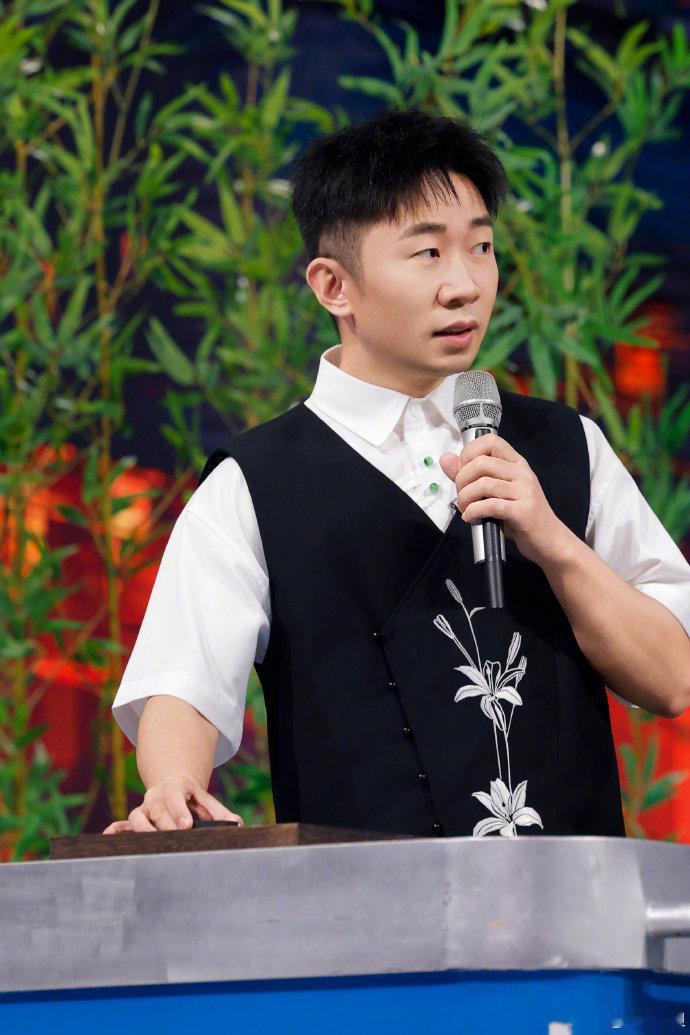 你好星期六找卧底当个事办你好星期六乔振宇[超话]谁被找卧底环节里檀健次单脚背起李