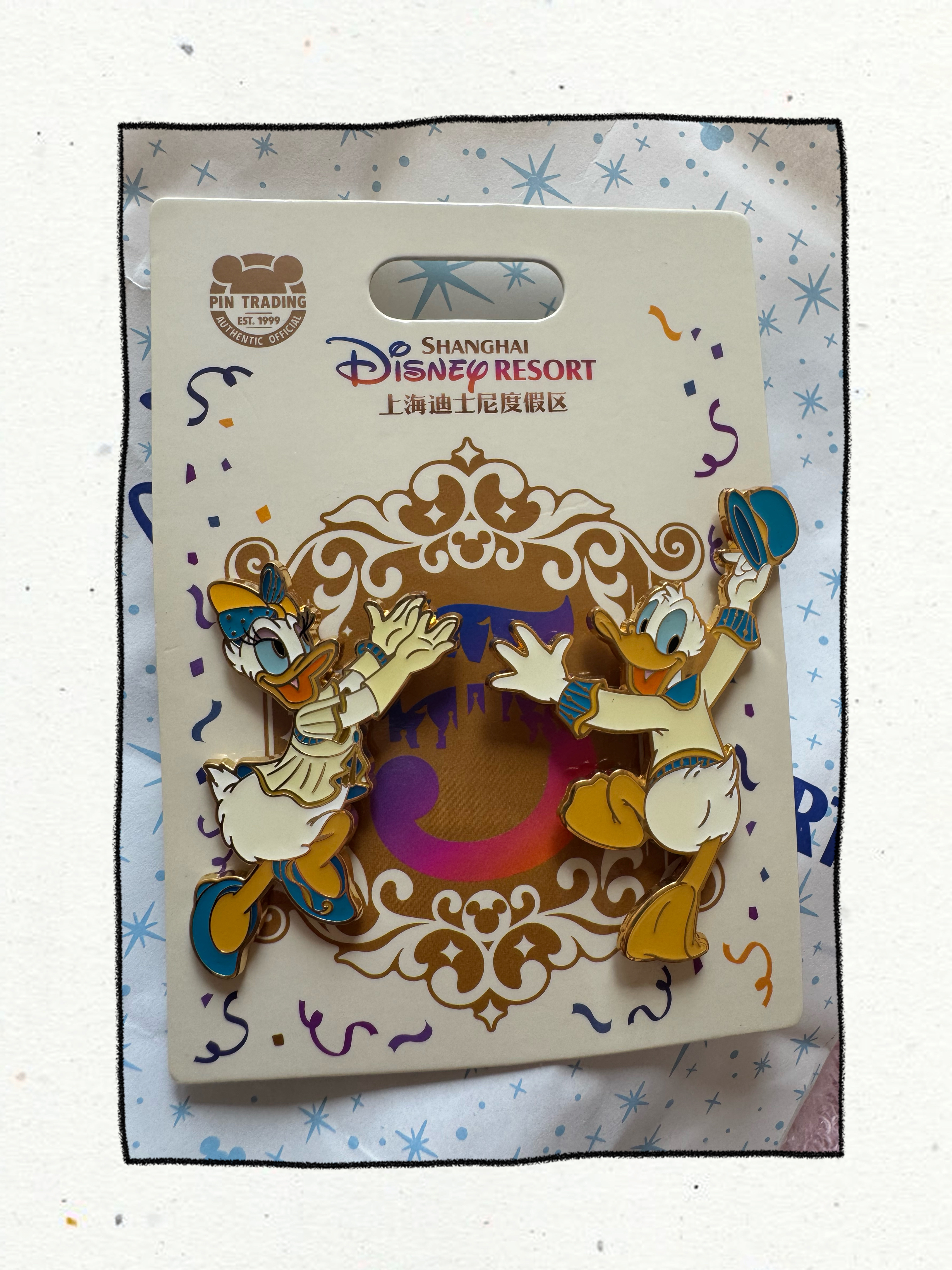 理东西的时候发现了五周年的徽章，这下十周年的唐纳德黛丝也是一定要买了 