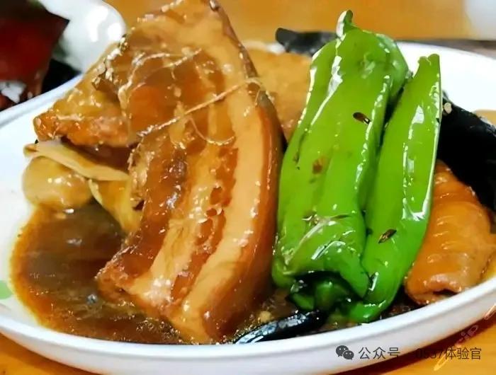 7月18日晚，2025“夏品美食”服务消费季暨大运河美食嘉年华活动在济宁举行。