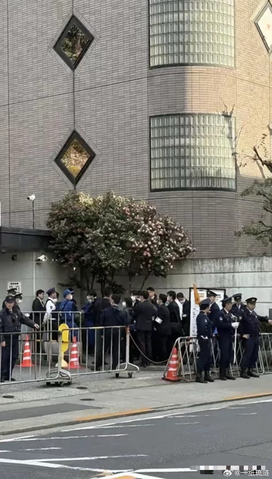 拿刀闯入中国驻日本大使馆的村田见大，这个人buff简直叠满。1  这个人是自卫队