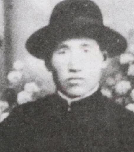 1944年，抗联战士杜希刚正要睡下，院外的狗突然叫起来，他刚想翻身下床，谁知几个