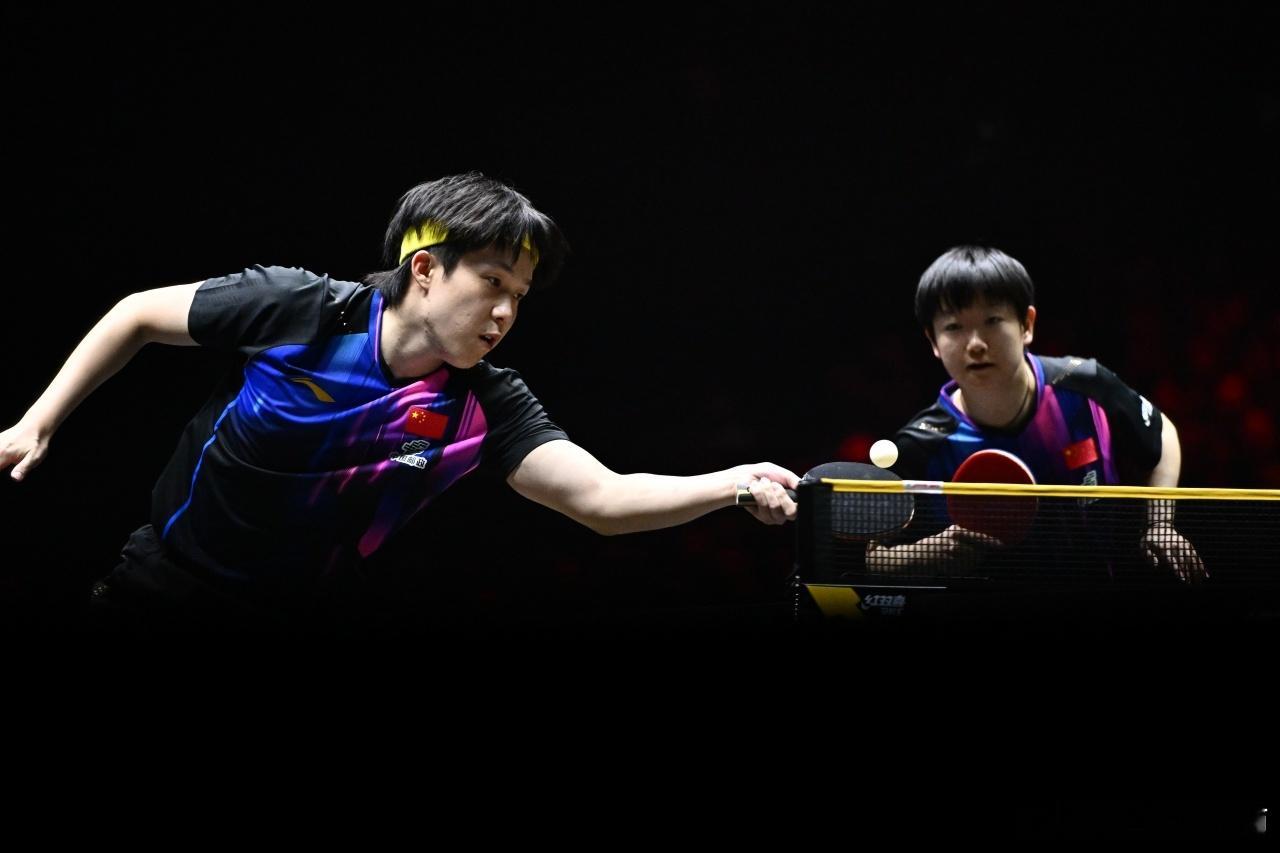 WTT中国大满贯混双决赛，王楚钦/孙颖莎组合3-0击败黄友政/陈熠组合，夺得混双