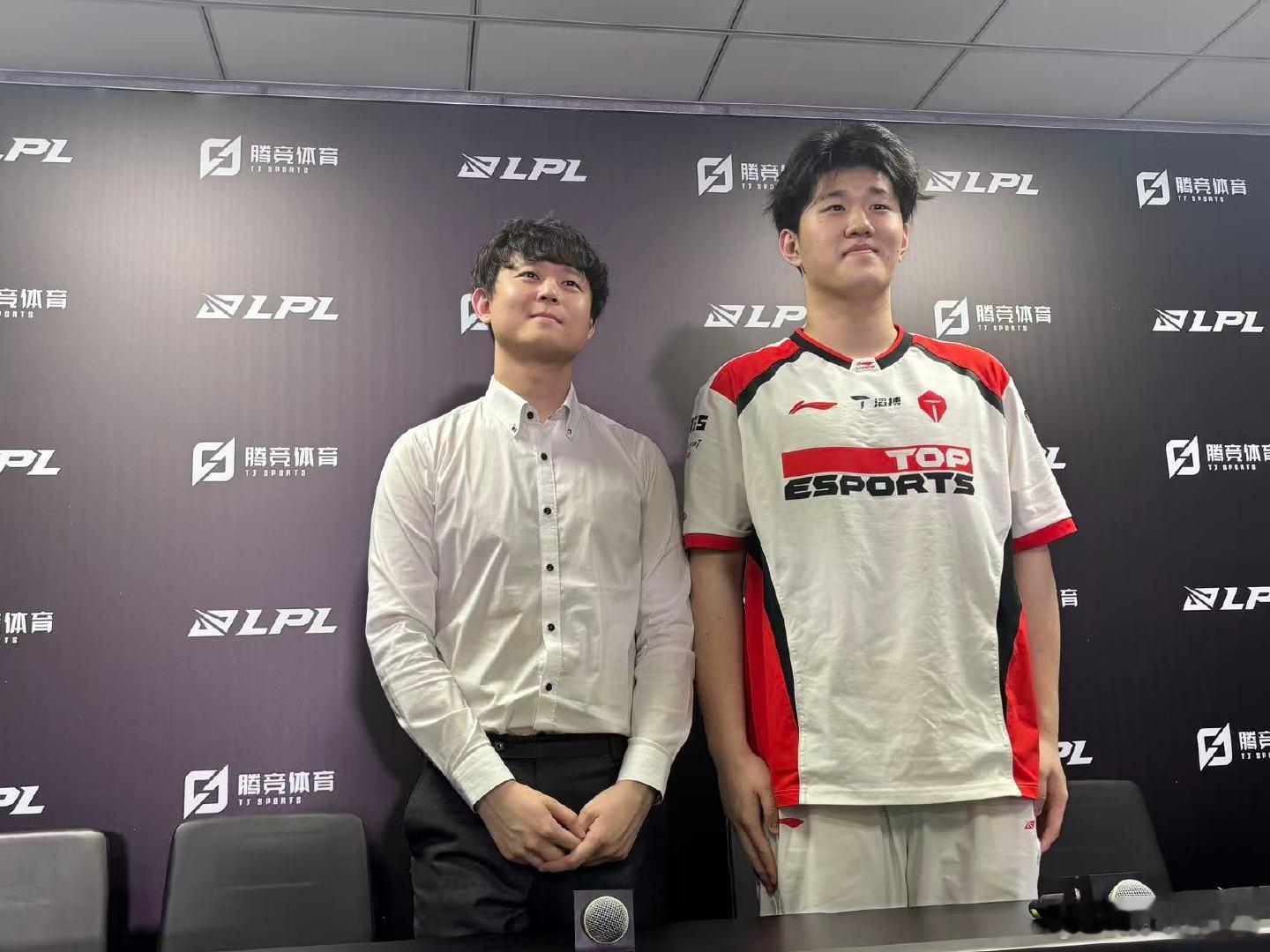 一些合照趣事✌️Poppy教练：我垫脚吧 😂Fengyue：那我弯腰🙇Jac